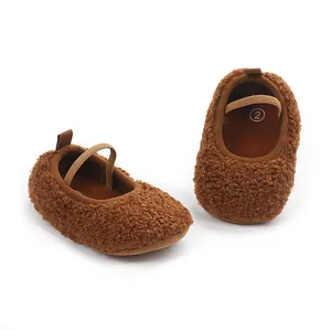 Gedetailleerd zicht op knusse bruine sherpa babyschoentjes met een elastische band.