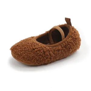 Warme bruine teddy fleece baby loopschoentjes met elastische band detail
