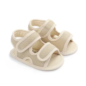 Ademende beige mesh babyschoentjes met dubbele klittenbandsluiting voor peuters