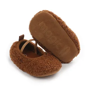 Detailopname van warme bruine fleece babyschoenen met zachte antislip magic zool