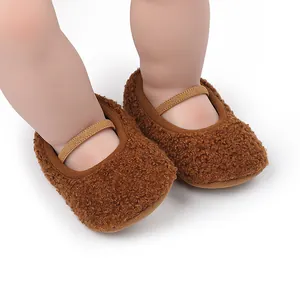 Warme bruine baby schoentjes van sherpa met elastische band en zachte zool voor baby's