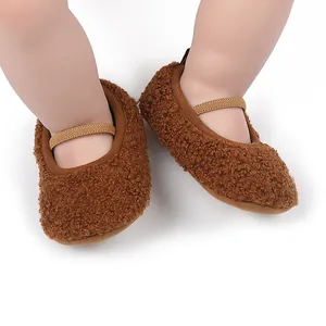 Close-up van warme pluizige babyschoentjes met zachte zool en elastische band