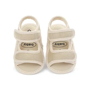 Gedetailleerd beeld van beige baby wandelsandalen met ademende mesh bandjes en klittenband
