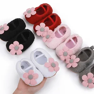 Detailansicht von bunten Baby-Baumwollschuhen mit weicher Sohle und Blumenakzenten