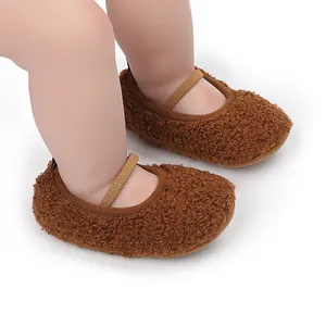 Gedetailleerde opname van bruine pluizige babywinterschoenen met zachte zool en bandje
