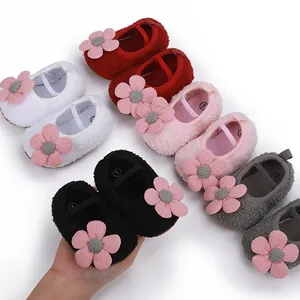Nahaufnahme farbenfroher flauschiger Babyschuhe mit Blumendekoration