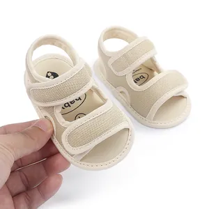 Detailopname van beige mesh babysandalen voor zacht loopcomfort