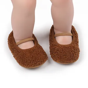 Gedetailleerd overzicht van warme bruine pluizige babyschoentjes met fleece textuur en bandje