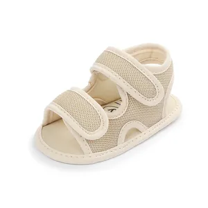Ademende mesh baby loopsandalen met dubbele klittenbandsluiting in de kleur beige