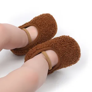 Detailweergave van de warme bruine sherpa fleece babyschoenen met elastische riem
