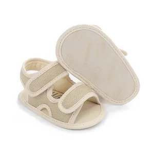 Gedetailleerde weergave van ademende mesh baby loopsandalen met antislip zachte zolen