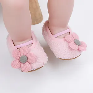 Nahaufnahme weicher rosa Plüsch-Lauflernschuhe für Babys mit Blume