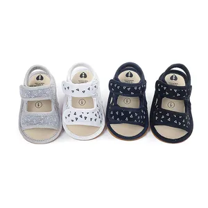Set aus vier Baby-Sommersandalen mit Gummisohlen in verschiedenen Farben und Mustern.