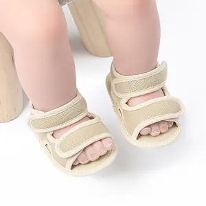 Ademende beige mesh baby wandelsandalen met dubbele klittenbandsluiting en open teen design
