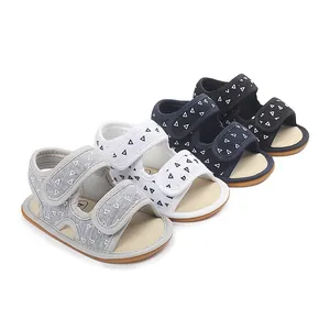 Auswahl an Baby-Lauflernsandalen mit Dreiecksmuster, Klettverschluss und weicher Gummisohle.