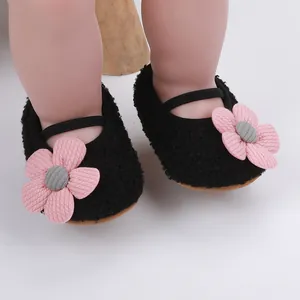 Detail schwarzer Sherpa-Babylernschuhe mit rosa Blumendekoration