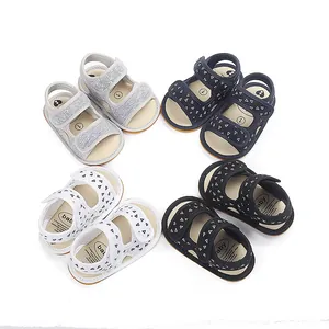 Mehrere Farben von Baby-Sommersandalen mit Dreiecksmustern und Gummisohlen