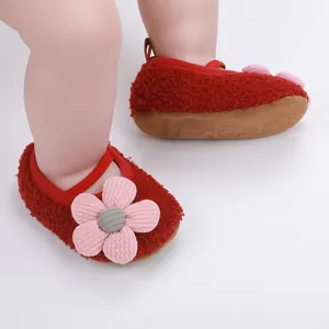 Detailansicht rote Fleece-Babyschuhe mit rosa Blume und weicher Sohle für Kleinkinder.