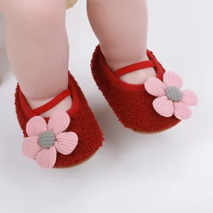 Nahaufnahme rote Fleece Baby-Lernlaufschuhe mit weicher Sohle und rosa Blume