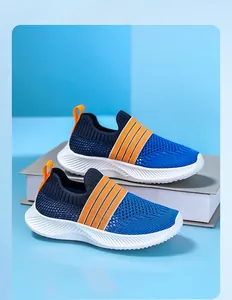 Détail des baskets sans lacets bleues pour enfants en maille respirante à rayures orange