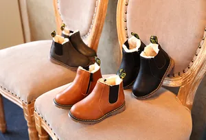 Primer plano de botas de invierno retro para niños con forro cálido y suelas duraderas.