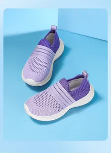 Vue détaillée des baskets violettes en maille respirante pour enfants sur fond bleu