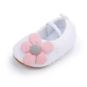 Detailansicht weißer Fleece-Babylauflernschuhe mit weicher rosa Blumendekoration