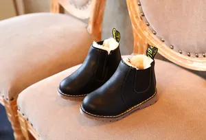 Detalle de botas Martin retro negras forradas de piel para niños con suela de goma