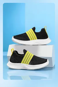 Vue détaillée de baskets en mesh noir respirant pour enfants avec rayures jaunes