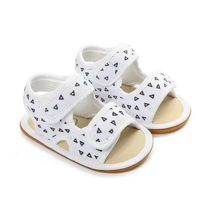 Atmungsaktive weiße Baby-Sommersandalen mit schwarzen Dreiecksmustern und weichen Gummisohlen
