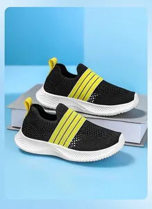 Vue détaillée des baskets en mesh noir pour enfants avec brides jaunes sur fond bleu.