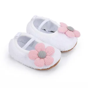 Makro-Detail von weißen Plüsch-Babyschuhen mit niedlicher rosa Blumendekoration