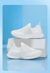 Vue latérale de chaussures de sport en mesh blanc pour enfants sur fond bleu ciel