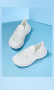 Gros plan de baskets respirantes en maille blanche pour enfants, confort d'été.