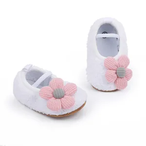 Detailaufnahme weicher Fleece-Babylernlaufschuhe mit süßer rosa Strickblume