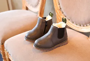 Vista detallada de botas retro para niños con forro de felpa cálido y suela de goma dura