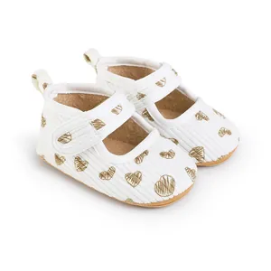White ribbed baby walking shoes with brown heart patterns for infants aged 0-1 years