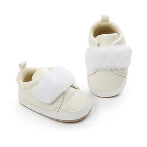 Detail of cream baby princess shoes with soft white faux fur and anti-slip sole