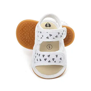 Detailansicht weißer Baby-Sandalen aus Canvas mit Dreiecksmuster und Gummisohle
