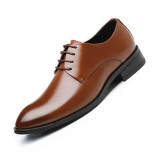 Scarpa classica da uomo in pelle marrone stringata, perfetta per il look business casual