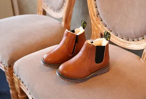 Vista detallada de botas Martin marrones para niños con forro polar y suela antideslizante