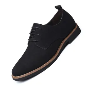 Eleganti scarpe stringate in pelle scamosciata nera con suola marrone