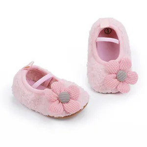 Detailansicht weicher rosa flauschiger Babylauflernschuhe mit süßer dekorativer Blume