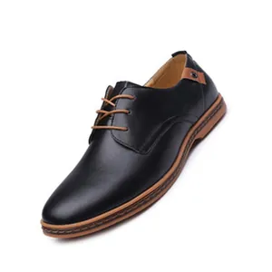 Dettaglio di scarpa derby in pelle nera con lacci marroni su sfondo bianco pulito