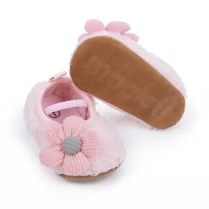 Baby-Lauflernschuhe mit rosa Plüsch und rutschfester Weichsohle im Detail