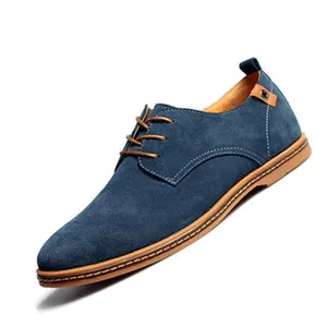 Vista laterale dettagliata della scarpa derby in camoscio blu navy con lacci marroni