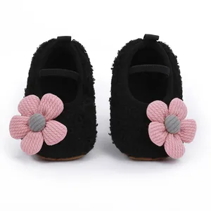 Vorderansicht von schwarzen Plüsch-Lauflernschuhen mit süßen rosa Blumen für Babys