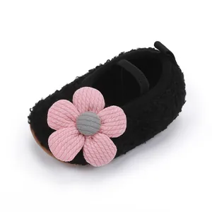 Detailansicht der weichen rosa Strickblume auf dem schwarzen Fleece-Babyschuh für Kleinkinder