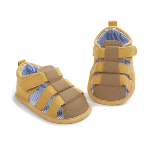 Detalle de sandalias de verano transpirables para bebé en lona amarilla y forro de rayas