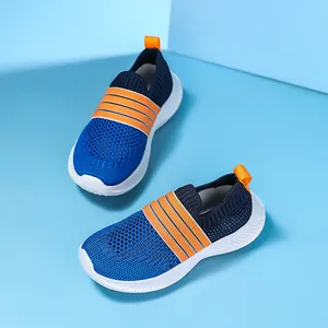 Baskets de sport respirantes en mesh bleu pour enfants avec rayures orange et design à enfiler